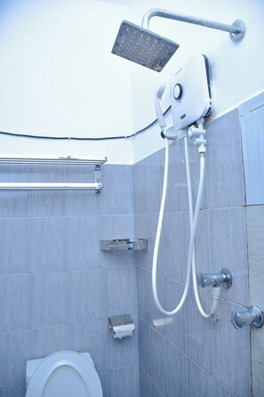 Deluxe Double Room, Balcony, City View | Bathroom | Shower, towels, soap, shampoo - Ez Stay Guesthouse (Colombo)