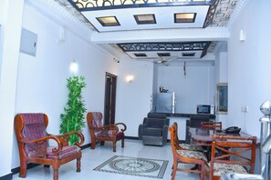 ثلاجة/مجمد بحجم كبير، ميكروويف، فرن، موقد طهي مسطح