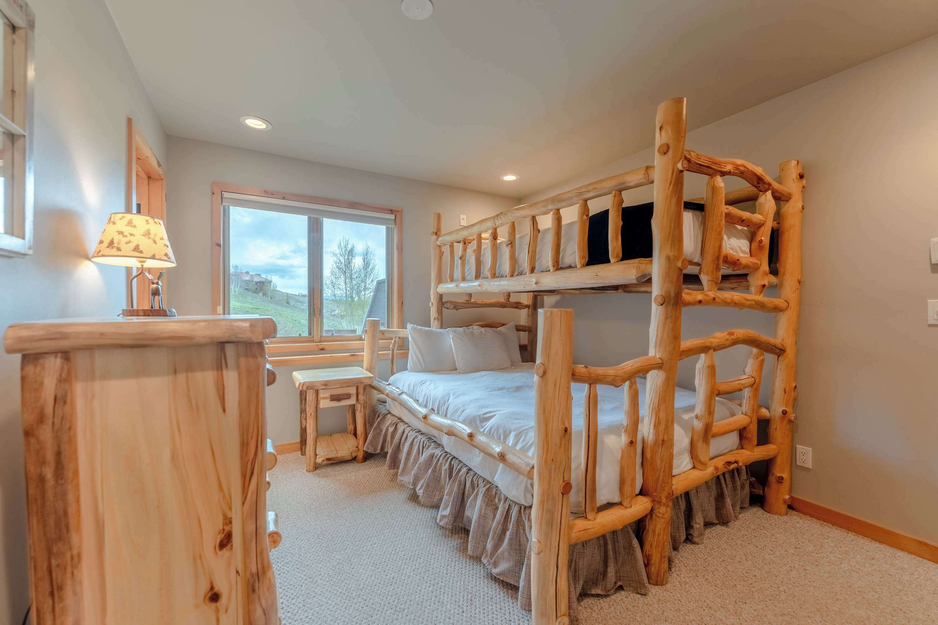 6 bedrooms, desk, iron/ironing board, travel cot