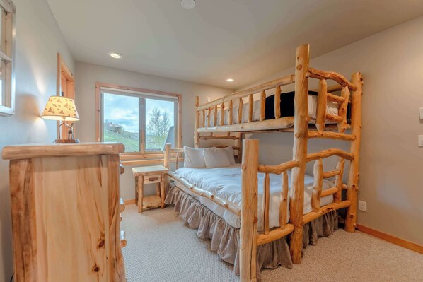 6 bedrooms, desk, iron/ironing board, travel cot