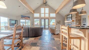 Télévision, cheminée, espaces bureaux