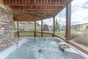 Outdoor spa tub - Treasury House, hot tub, sauna, pet ok, walk to the slopes! (Crested Butte)