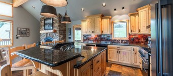 Treasury House, hot tub, sauna, pet ok, walk to the slopes!