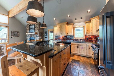 Treasury House, hot tub, sauna, pet ok, walk to the slopes!