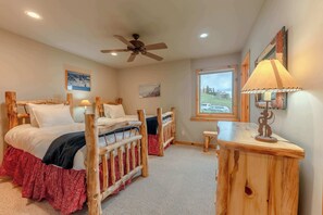 6 bedrooms, desk, iron/ironing board, travel crib - Treasury House, hot tub, sauna, pet ok, walk to the slopes! (Crested Butte)