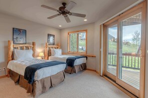 6 soverom, skrivebord, strykejern/-brett og reiseseng for barn