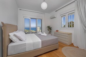 4 bedrooms, in-room safe, iron/ironing board, WiFi