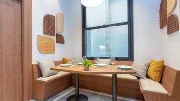 Apartment (2 Bedrooms) | In-room dining