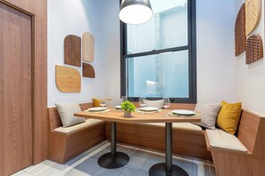 Apartment (2 Bedrooms) | Essbereich im Zimmer