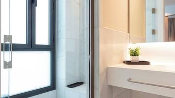 Apartment, Terrasse (1 Bedroom) | Dusche im Bad
