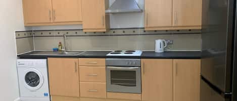 Réfrigérateur, four, plaque de cuisson, bouilloire électrique