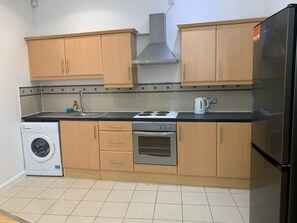 Fridge, oven, stovetop, electric kettle