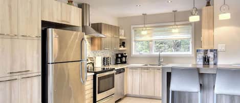 Réfrigérateur, four à micro-ondes, un four, surface de cuisson