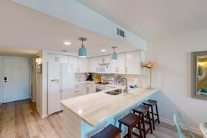 冷蔵庫、電子レンジ、オーブン、コンロ