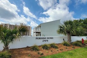 Exterior - Beachside condo Short steps to beach Sleeps 6 Pool (Orange Beach)