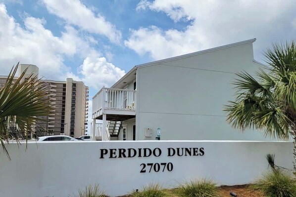 Exterior - Snowbird Rates Beachside condo Beach Sleeps 6 Pool (Orange Beach)