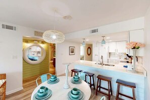 Dining - Beachside condo Short steps to beach Sleeps 6 Pool (Orange Beach)