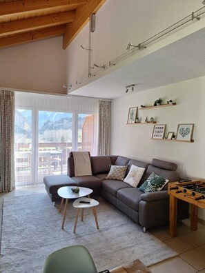 智能电视、电子游戏、DVD 播放器、桌上足球