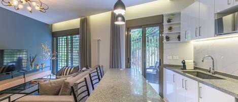 Apartment, 2 Bedrooms, Kitchen, Mountain View | In-room dining