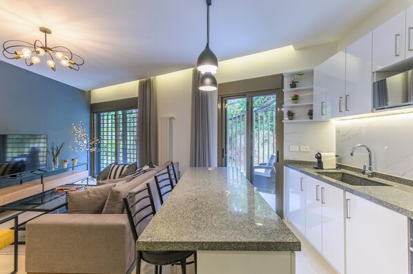 Apartemen, 2 kamar tidur, dapur, pemandangan gunung | Makan di kamar