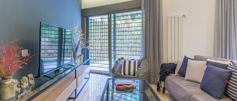 Apartemen, 2 kamar tidur, dapur, pemandangan gunung | Ruang keluarga | Smart TV 55-inci dengan saluran TV kabel