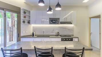 Apartment, 2 Bedrooms, Kitchen, Mountain View | Private kitchen | Full-sized fridge, microwave, oven, stovetop