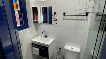 Habitación doble clásica | Baño | Regadera, secadora de cabello, toallas, jabón