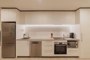 Kühlschrank, Mikrowelle, Ofen, Herdplatte
