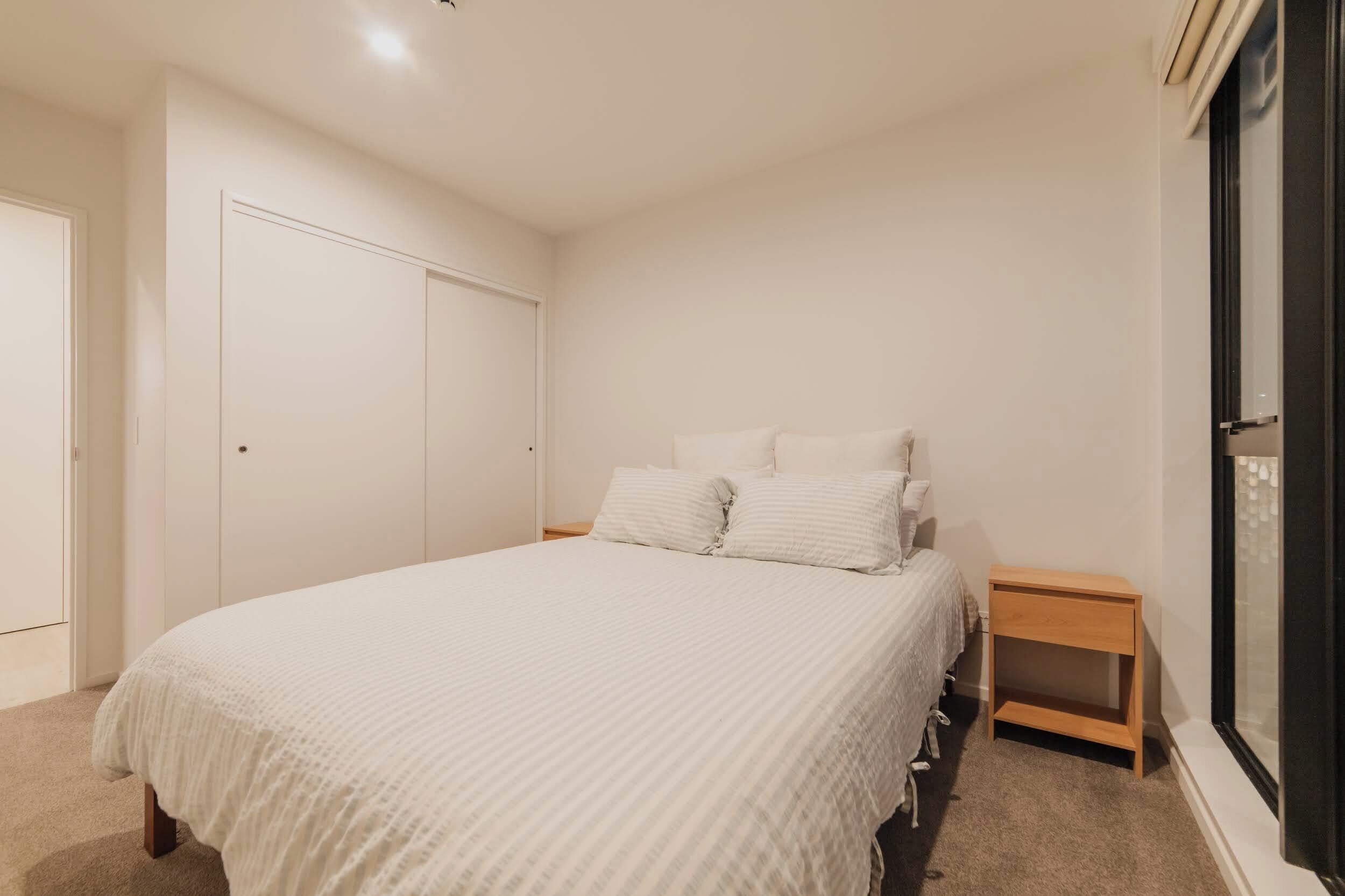 2 habitaciones, tabla de planchar con plancha, wifi y ropa de cama 