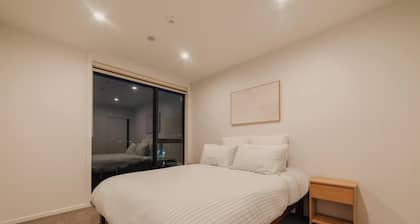 Very Central 2BR - Balcony & Full Kitchen