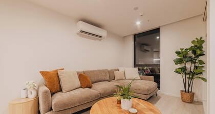 Very Central 2BR - Balcony & Full Kitchen