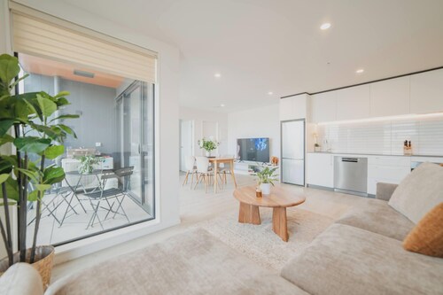 Very Central 2BR - Balcony & Full Kitchen