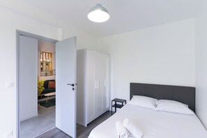 4 Schlafzimmer, Schreibtisch, Bügeleisen/Bügelbrett, Reisekinderbett