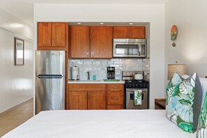 Kühlschrank, Mikrowelle, Ofen, Wasserkocher mit Kaffee-/Teezubehör