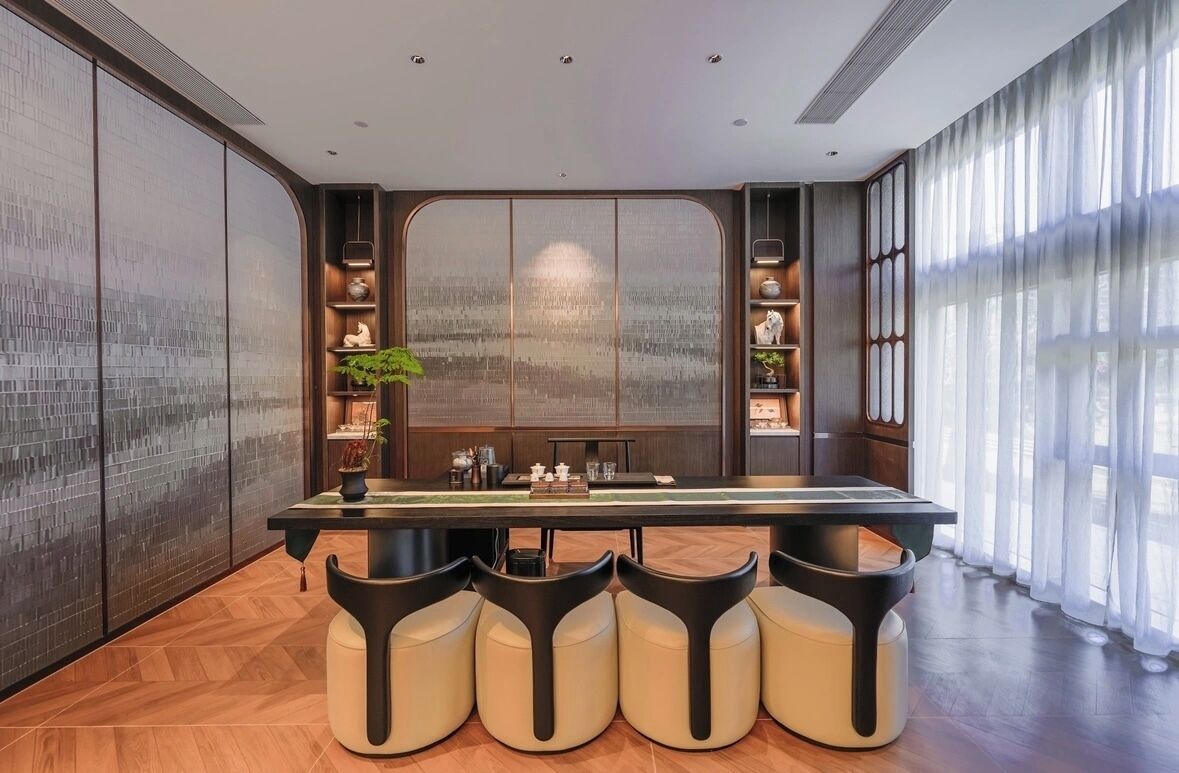 Een moderne eetruimte met een lange tafel, zachte zitplaatsen en decoratieve wandplanken.