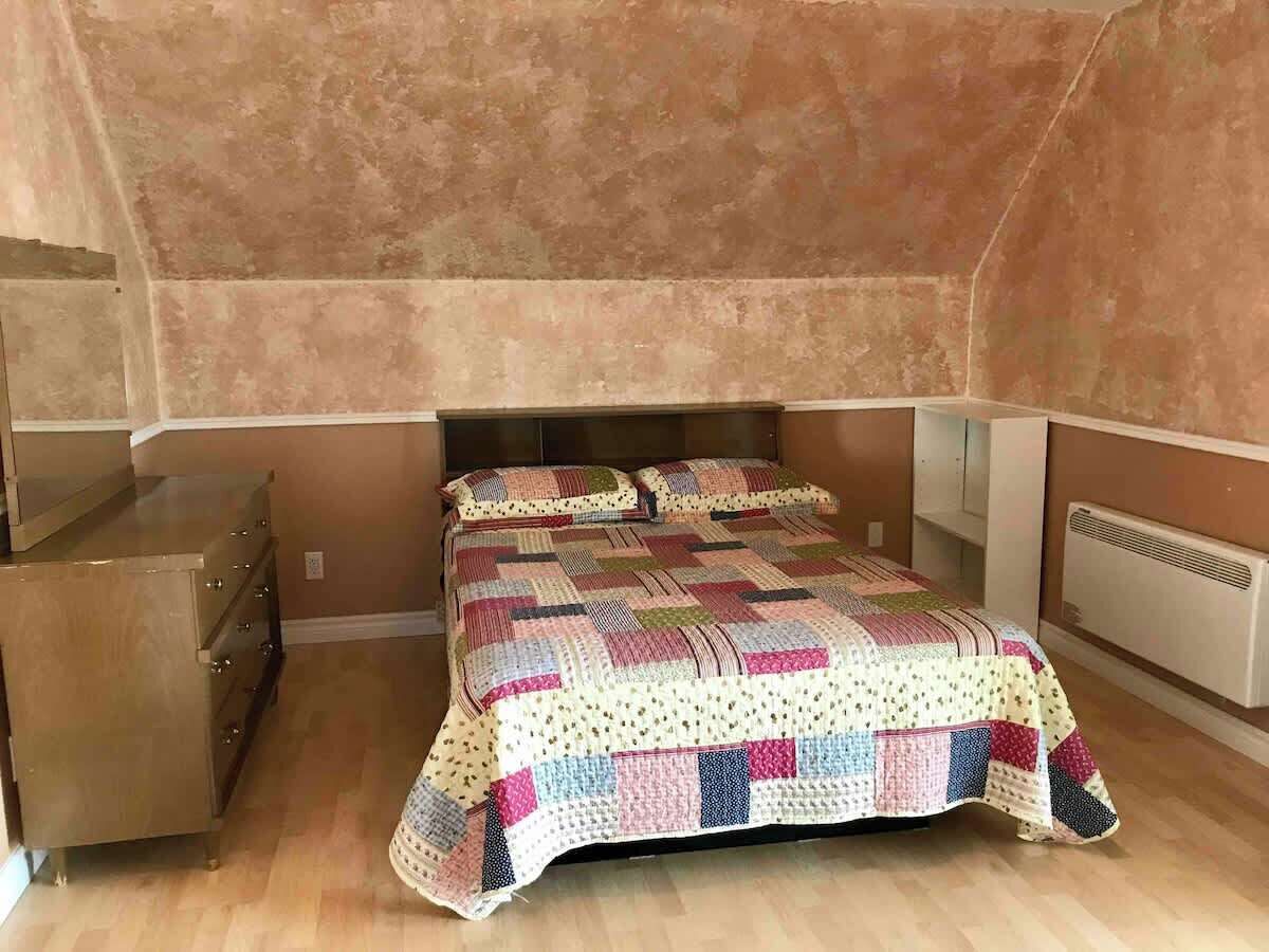 4 habitaciones, tabla de planchar con plancha, wifi y ropa de cama 