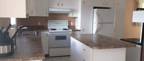 Geladeira, micro-ondas, fogão, cooktop