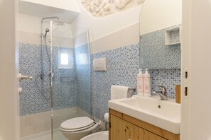 Douche, sĂšche-cheveux, serviettes fournies