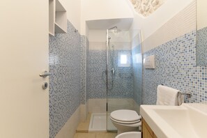 Chuveiro, secador de cabelo, toalhas de banho, sabonete