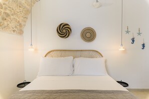 Een kluis op de kamer, een strijkplank/strijkijzer, wifi, beddengoed