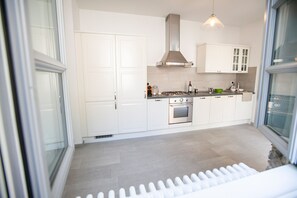 Fridge, oven, dishwasher, coffee/tea maker