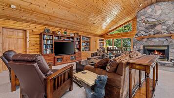 Smart-TV, Kamin, Tischfußball, Bücher