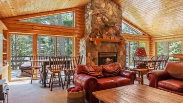 Een smart-tv, een open haard, tafelvoetbal en boeken