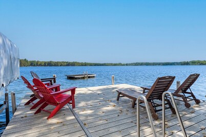 Lakefront, Dock, Game Room, Sauna & Hot Tub, Sleeps 16