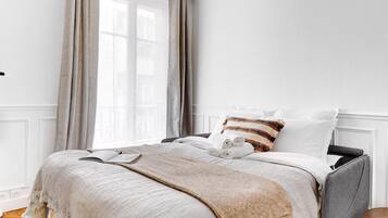 1 chambre, bureau, fer et planche à repasser, lit parapluie