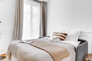 1 Schlafzimmer, Schreibtisch, Bügeleisen/Bügelbrett, Reisekinderbett