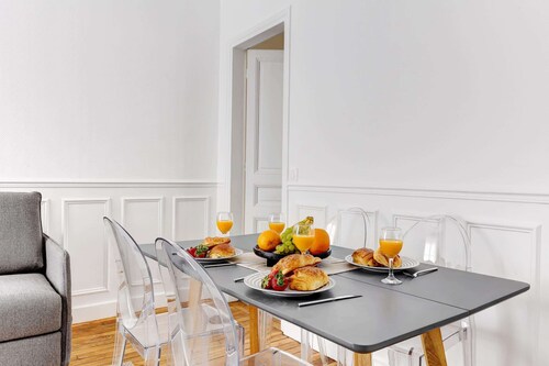 Charming 1BR - Steps from Eiffel Tower & Seine