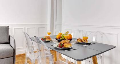 Charming 1BR - Steps from Eiffel Tower & Seine