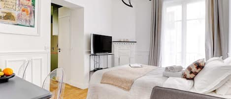 1 slaapkamer, een bureau, een strijkplank/strijkijzer, reisbedje