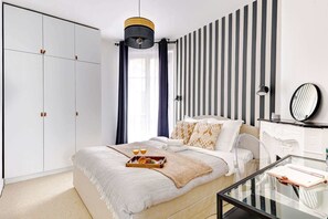 1 chambre, bureau, fer et planche à repasser, lit de bébé portatif